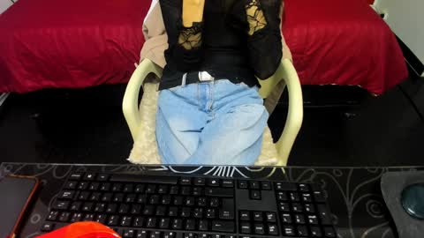 Snapshot of abrillee1 chatting on 02-01-25, 07:02 ABRIL online show from 02-01-25, 07:02