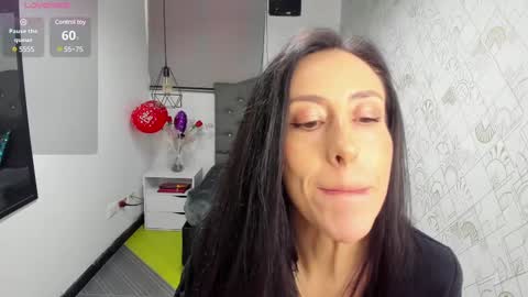 Snapshot of abrillee1 chatting on 03-07-25, 08:33 ABRIL online show from 03-07-25, 08:33