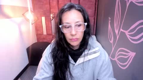 Snapshot of abrillee1 chatting on 11-07-25, 12:05 ABRIL online show from 11-07-25, 12:05