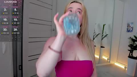 Snapshot of acid_juice chatting on 10-12-25, 09:03 Anna FANSLY yesacid online show from 10-12-25, 09:03