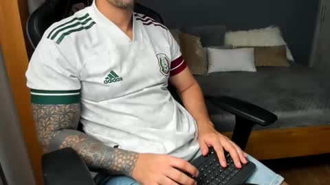 Snapshot of adam_clarke chatting on 06-11-26, 02:53 adam clarke online show from 06-11-26, 02:53