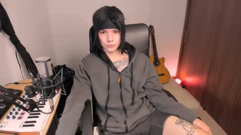 Snapshot of adam_rocket chatting on 10-17-25, 01:31 Adam online show from 10-17-25, 01:31