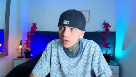 Snapshot of adamswalkerr_ chatting on 03-27-26, 01:22 AdamsWalkerr online show from 03-27-26, 01:22