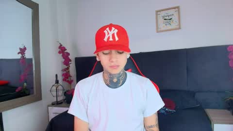 Snapshot of adamswalkerr_ chatting on 04-09-26, 12:32 AdamsWalkerr online show from 04-09-26, 12:32