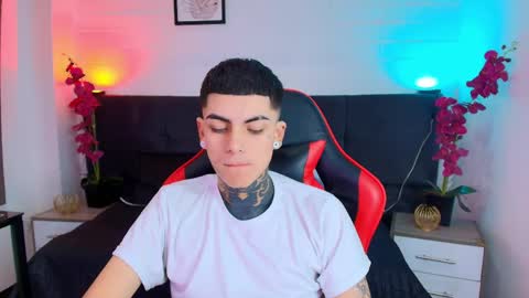 Snapshot of adamswalkerr_ chatting on 04-19-26, 01:10 AdamsWalkerr online show from 04-19-26, 01:10