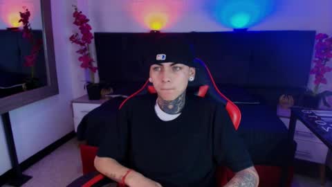 Snapshot of adamswalkerr_ chatting on 05-06-26, 01:27 AdamsWalkerr online show from 05-06-26, 01:27