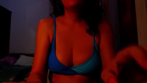 Snapshot of addicted2uts chatting on 10-08-25, 11:24 amy online show from 10-08-25, 11:24