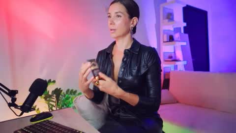 Snapshot of addictsqueen chatting on 10-27-25, 03:21 ADDICTION online show from 10-27-25, 03:21