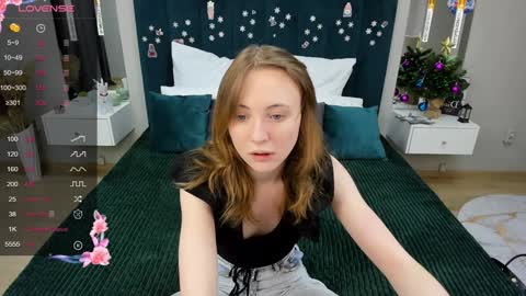 Snapshot of adelina_cowell chatting on 12-30-24, 02:40 Adelina online show from 12-30-24, 02:40