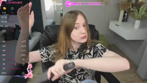 Snapshot of adelina_cowell chatting on 02-04-25, 02:43 Adelina online show from 02-04-25, 02:43