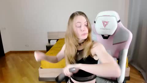Snapshot of adelina_cowell chatting on 09-21-25, 11:34 Adelina online show from 09-21-25, 11:34
