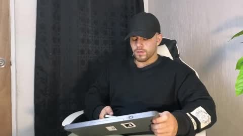 Snapshot of ades_lowe chatting on 10-07-25, 11:51 Ades online show from 10-07-25, 11:51