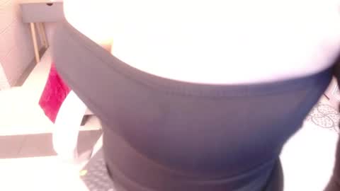 Snapshot of adri_velvet chatting on 04-10-26, 03:56 Adri online show from 04-10-26, 03:56