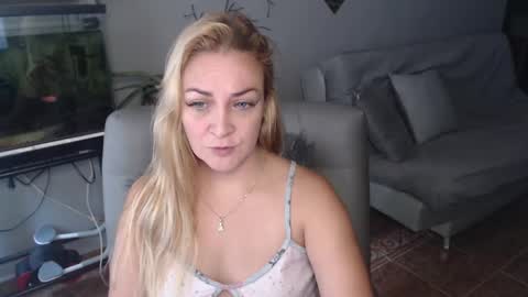 Snapshot of adrianapdes chatting on 02-17-25, 12:59 Adriana Paredes online show from 02-17-25, 12:59