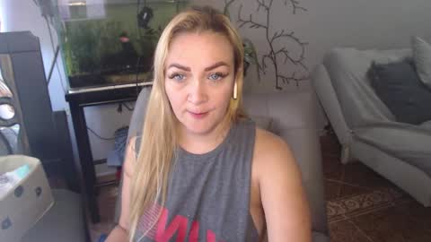 Snapshot of adrianapdes chatting on 03-08-25, 12:09 Adriana Paredes online show from 03-08-25, 12:09