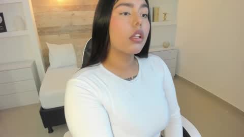 Snapshot of adrianna_rosse chatting on 10-29-25, 12:18 A D R I  online show from 10-29-25, 12:18