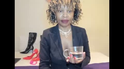 Snapshot of aficangagqueen chatting on 05-18-26, 03:57 AfricanSquirtQueen online show from 05-18-26, 03:57