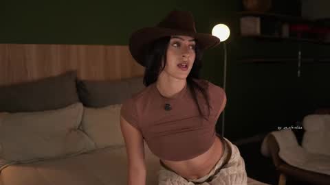 Snapshot of afrodita__25 chatting on 03-26-26, 11:21 Emma online show from 03-26-26, 11:21