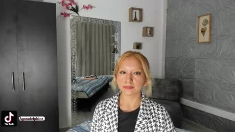 Snapshot of agatadelphine_mr chatting on 02-16-26, 01:29 Agatadelphine online show from 02-16-26, 01:29