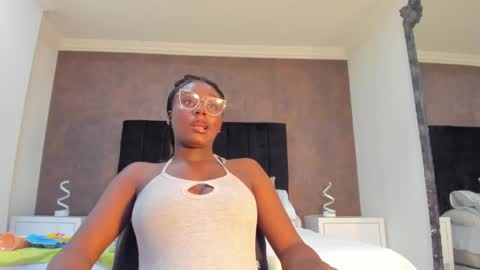 Agnes Bailey online show from 01-25-25, 01:43