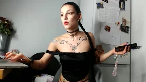 Snapshot of agnesm0on chatting on 10-13-25, 12:54 Moon online show from 10-13-25, 12:54