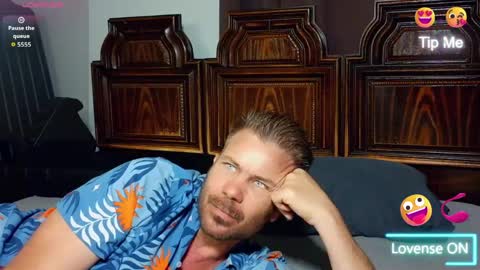 Snapshot of ahardman10 chatting on 04-18-26, 09:04 Blue Eyed Handsome Man online show from 04-18-26, 09:04