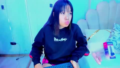 AikoLee online show from 03-08-25, 05:17