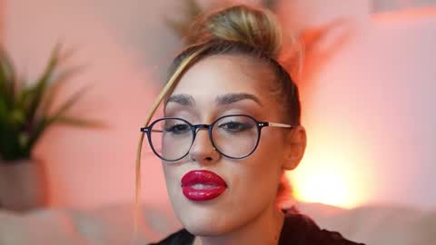 Snapshot of aileenaxa chatting on 10-20-25, 06:52 Aileen online show from 10-20-25, 06:52