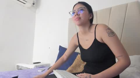 Snapshot of ainoa_pink chatting on 10-11-25, 08:07 Ainoa online show from 10-11-25, 08:07