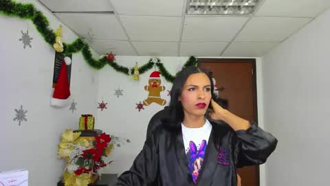 Aisha online show from 12-23-25, 08:01