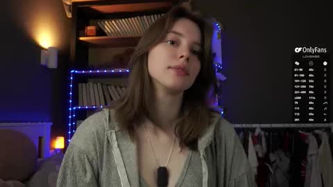 Snapshot of aislyfarran chatting on 02-25-26, 01:15 Aliza online show from 02-25-26, 01:15