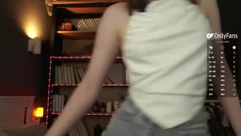 Snapshot of aislyfarran chatting on 03-10-26, 01:10 Aliza online show from 03-10-26, 01:10