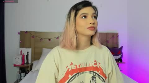 Snapshot of akatsumi_ chatting on 10-20-25, 10:21 Akartsumi online show from 10-20-25, 10:21