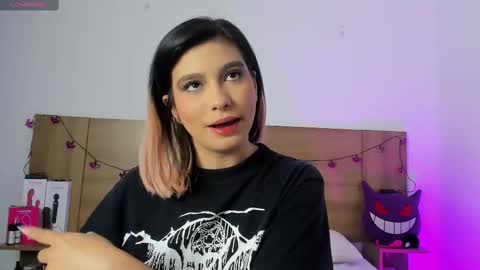 Snapshot of akatsumi_ chatting on 10-29-25, 10:33 Akartsumi online show from 10-29-25, 10:33