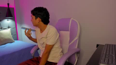 Snapshot of alamgrey_ chatting on 09-18-25, 12:18 Alam online show from 09-18-25, 12:18