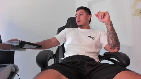 Snapshot of alan_muscle chatting on 01-18-25, 04:53 Alan online show from 01-18-25, 04:53