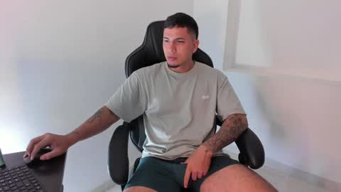 Snapshot of alan_muscle chatting on 01-22-25, 05:16 Alan online show from 01-22-25, 05:16