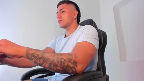 Snapshot of alan_muscle chatting on 02-06-25, 06:13 Alan online show from 02-06-25, 06:13