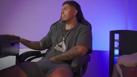 Snapshot of alan_muscle chatting on 11-19-25, 05:40 Alan online show from 11-19-25, 05:40