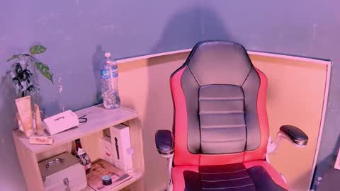 Snapshot of alanadelray chatting on 02-25-25, 09:31 alanadelray online show from 02-25-25, 09:31