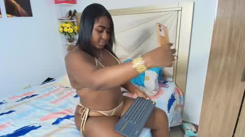 Snapshot of alanavega12 chatting on 01-05-25, 01:15 alana online show from 01-05-25, 01:15