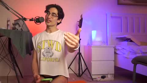 Snapshot of alandenavarre chatting on 01-12-25, 01:32 idenavarre online show from 01-12-25, 01:32