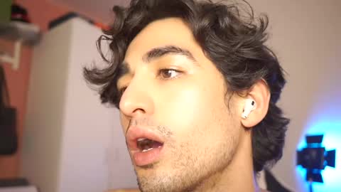 Snapshot of alandenavarre chatting on 02-21-25, 12:05 idenavarre online show from 02-21-25, 12:05