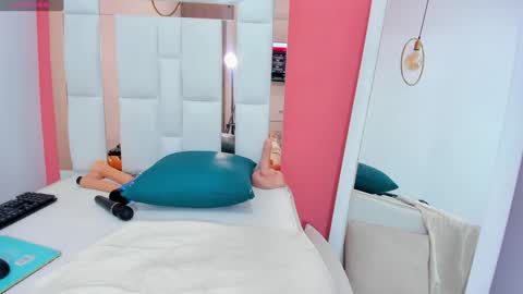 Ana online show from 12-22-24, 02:27