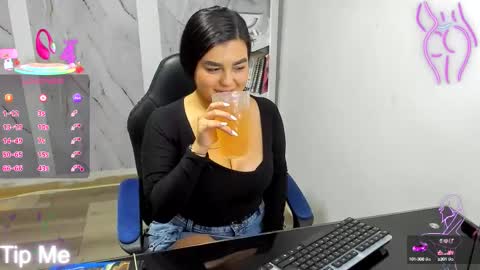 Snapshot of alayasmile chatting on 10-14-25, 01:06 Alaya online show from 10-14-25, 01:06