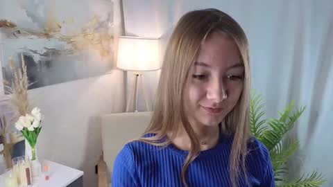 Lola online show from 09-28-25, 03:23