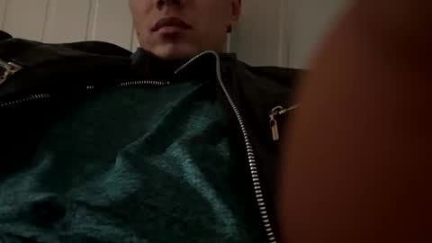 Snapshot of albe971088 chatting on 01-05-25, 12:31 camiik online show from 01-05-25, 12:31