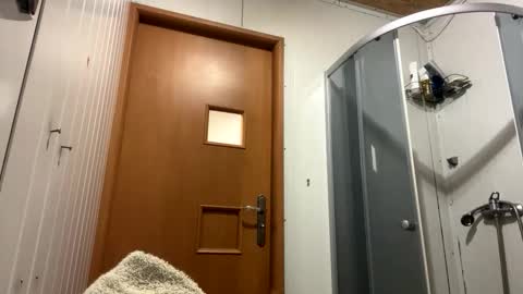 Snapshot of albe971088 chatting on 10-10-25, 06:40 camiik online show from 10-10-25, 06:40