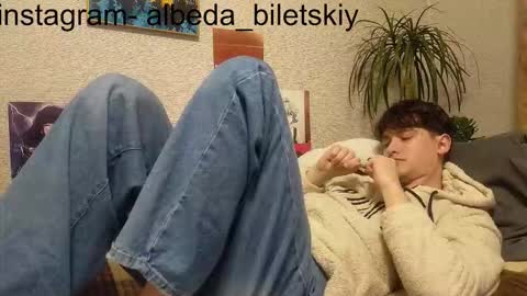 Snapshot of albeda22 chatting on 10-07-25, 03:20 Albedo online show from 10-07-25, 03:20