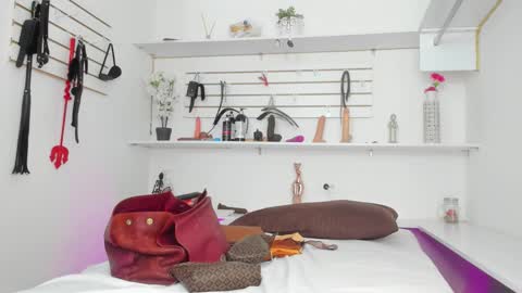 Snapshot of alejandra_dunn chatting on 09-27-25, 02:11 Alejandra online show from 09-27-25, 02:11